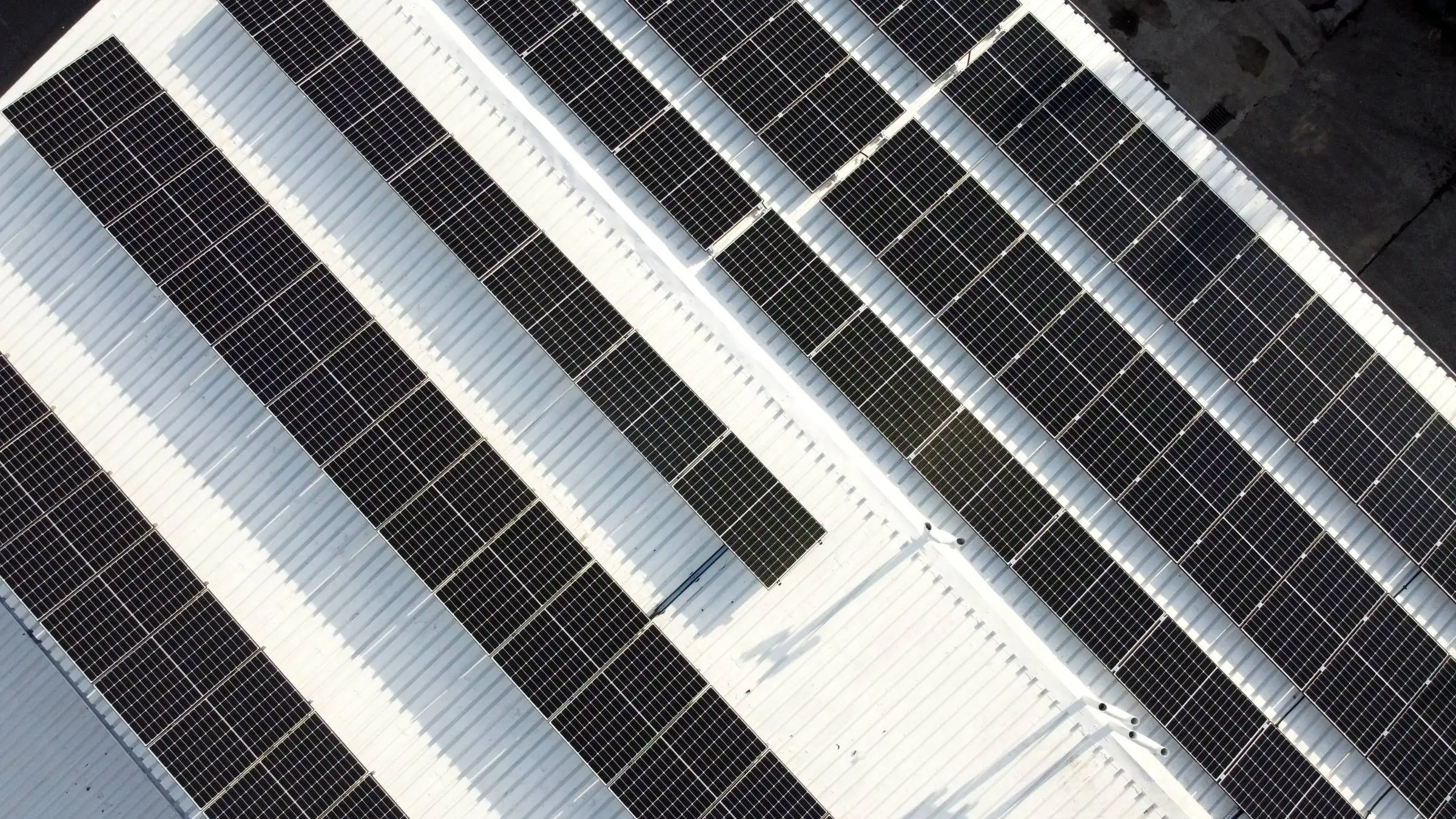 White reflective HYDRONYLON QLR ONE roof with solar panels